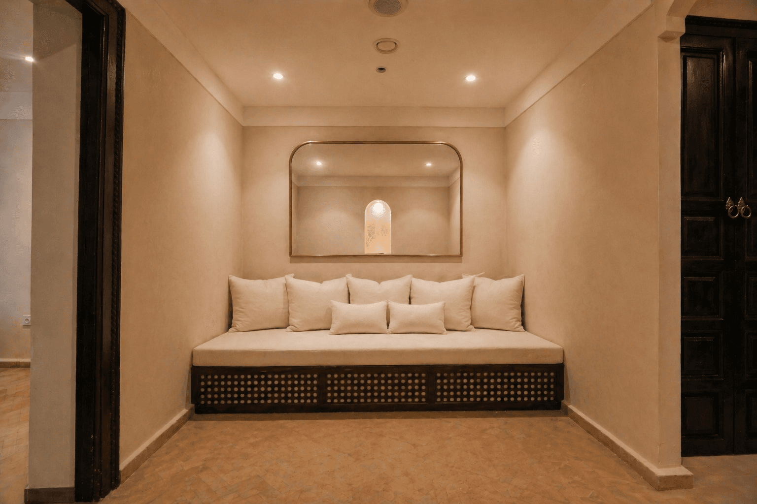 Relaxation lounge with daybed and arched mirror